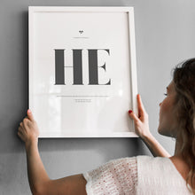 Ladda upp bild till gallerivisning, Norrländska ordet he som svartvit poster
