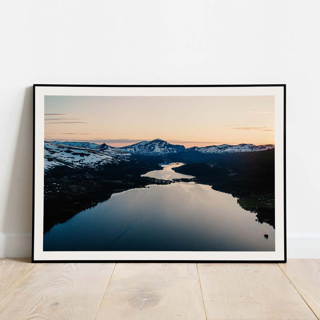 Snö på fjälltoppar liggande Poster