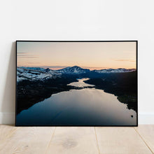 Ladda upp bild till gallerivisning, Snö på fjälltoppar liggande Poster
